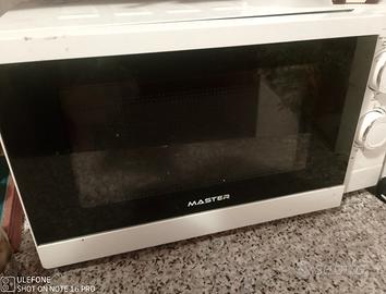 Microonde da riparare o per pezzi ricambio.