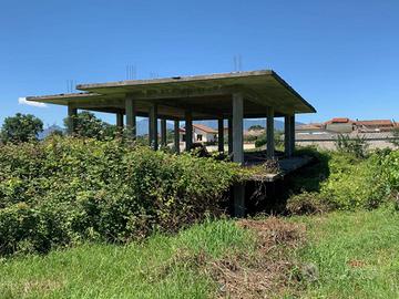 Cemento Armato su Due Livelli, con 4000 mq di Terr