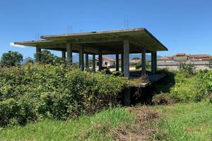 Cemento Armato su Due Livelli, con 4000 mq di Terr