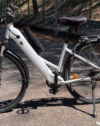 Ebike con cavalletto, portapacchi e porta borracia