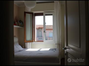 Stanze in ampia villetta arredata con giardino