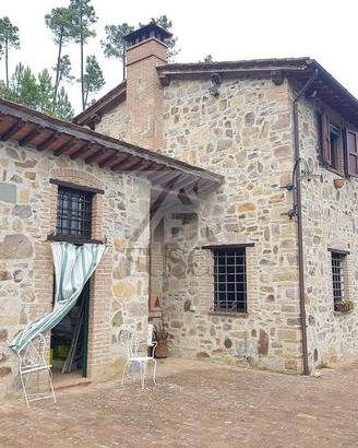Rustico / Casale di 550 m² con più di 5 locali a C