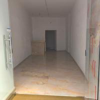 Locale centrale fronte strada