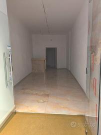 Locale centrale fronte strada