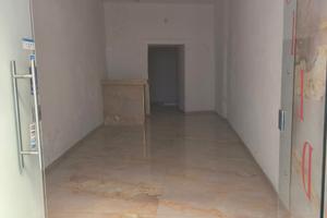 Locale centrale fronte strada