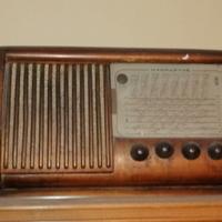 Radio d'epoca con manopole