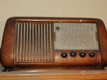 Radio d'epoca con manopole