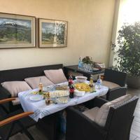 Divano tavolo e due poltrone in rattan