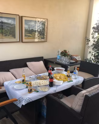 Divano  due tavoli e due poltrone in rattan
