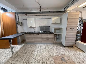 Cucina lineare con penisola
