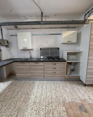Cucina lineare con penisola