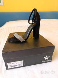 Scarpe con tacco. Sandalo con tacco.