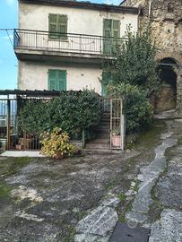 DA RISTRUTTURARE: piano terra con cantina