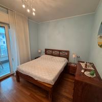 Letto matrimoniale + comodini + mobile legno