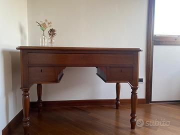 Scrivania in legno massello anni 70