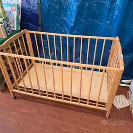 Lettino in legno per bambini con ruote