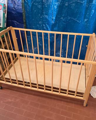 Lettino in legno per bambini con ruote