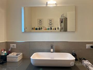 Mobile bagno e specchio