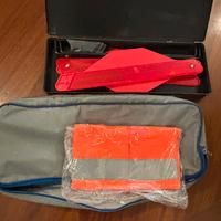 Triangolo auto con gilet alta visibilità