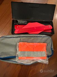Triangolo auto con gilet alta visibilità