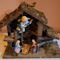 Capanna presepe con natività e angelo