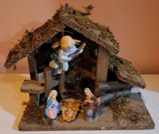 Capanna presepe con natività e angelo