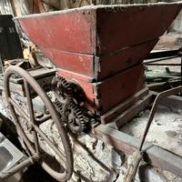 Pigiatrice per uva in legno storica