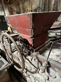 Pigiatrice per uva in legno storica