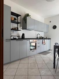 Cucina IKEA con elettrodomestici, tavolo e sedie