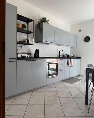 Cucina IKEA con elettrodomestici, tavolo e sedie