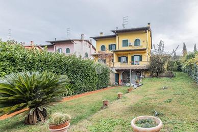 VILLA A SCHIERA D'ANGOLO A CAMPAGNANO DI ROMA