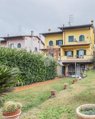 VILLA A SCHIERA D'ANGOLO A CAMPAGNANO DI ROMA