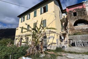 Rustico / Casale di 220 m² con più di 5 locali a V