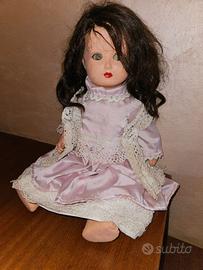 Bambola antica con capelli veri e corpo