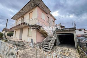 SOLUZIONE INDIPENDENTE COMPOSTA DA DUE APPARTAMENT