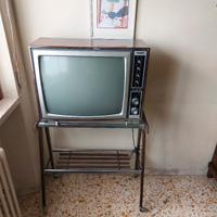 TV vecchi tempi con carrello