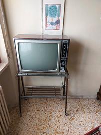 TV vecchi tempi con carrello