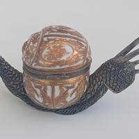 Lumaca "The Royal family"  in ceramica e metallo