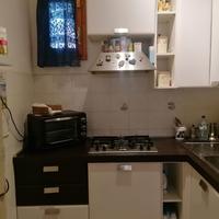 Cucina con forno, lavastoviglie e cappa