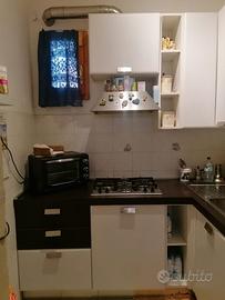 Cucina con forno, lavastoviglie e cappa