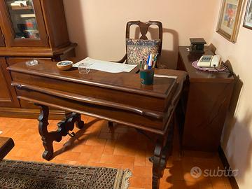 Scrivania in legno con la sua sedia  e mobile