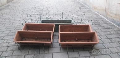 Fioriere in ferro da balcone complete di vasi