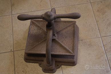 Antica pressa da rilegatura.