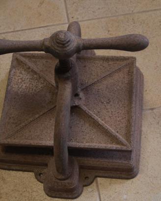 Antica pressa da rilegatura.