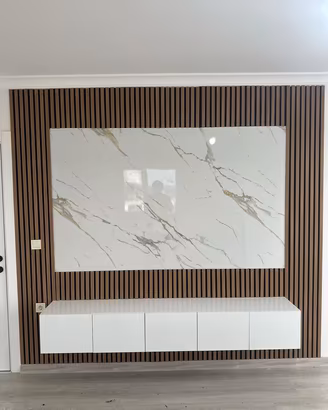 Parete TV effetto marmo con lastre 122x290