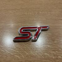 Emblema adesivo “ST” rosso cromato