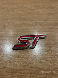Emblema adesivo “ST” rosso cromato