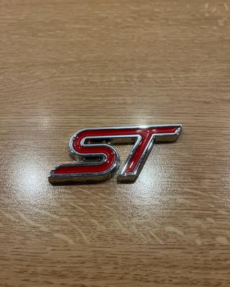 Emblema adesivo “ST” rosso cromato