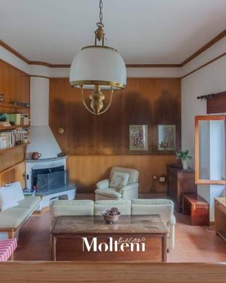 Villa di 297 m² con più di 5 locali e box auto dop