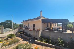 Ampia villa con locale garage e terreno di 2000 mq